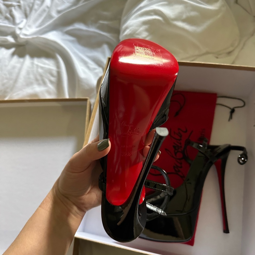 Brand new Christian Louboutins. Never worn. Size 39.5
